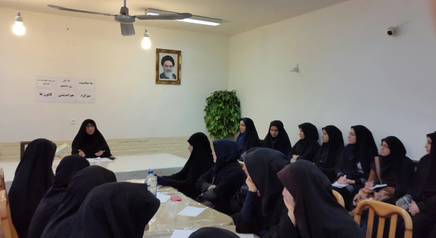 میزگرد هم اندیشی کانونها درروز دانشجو در پردیس فاطمه الزهرا(س)