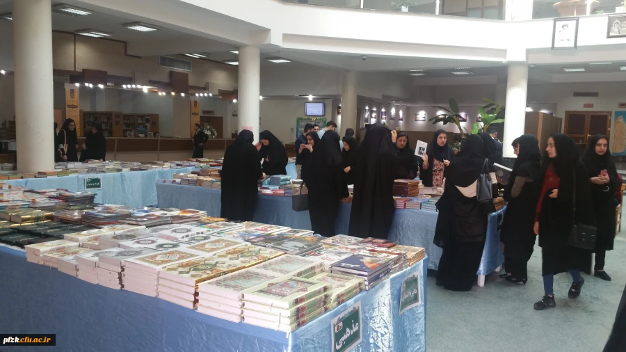بازدید دانشجومعلمان از نمایشگاه کتاب دایر در کابخانه مرکزی استان به مناسبت هفته کتاب