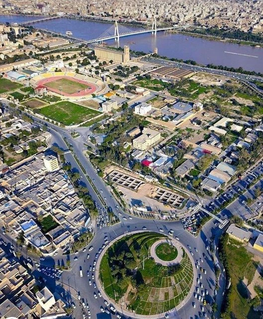 مومن زبانش سخت راستگو و در احسان پر بخشش است.