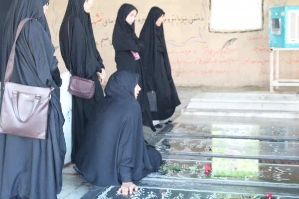  در روز دوشنبه مورخ 98/7/15بازدید دانشجویان پردیس فاطمه الزهرا(س) اهواز از گلزار شهدا  2