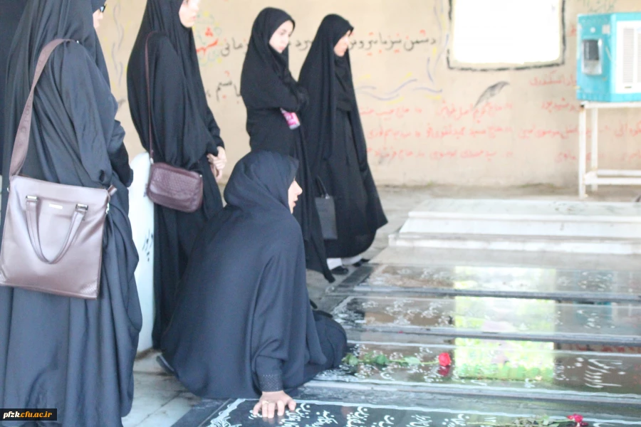  در روز دوشنبه مورخ 98/7/15بازدید دانشجویان پردیس فاطمه الزهرا(س) اهواز از گلزار شهدا  2