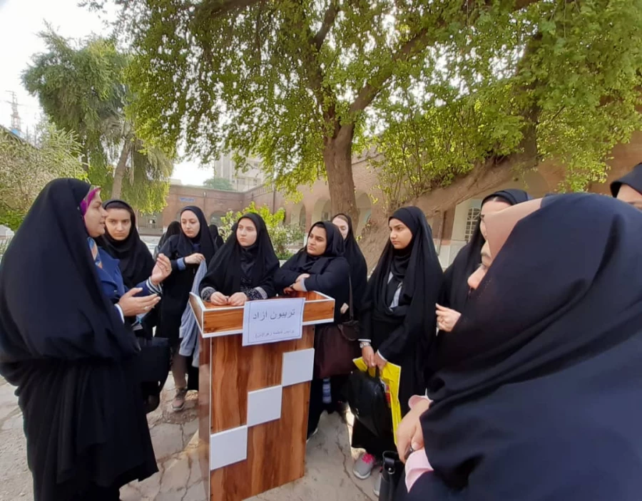 برگزاری تریبون آزاد در ساختمان شماره ۲دپردیس فاطمه الزهرا اهواز 3