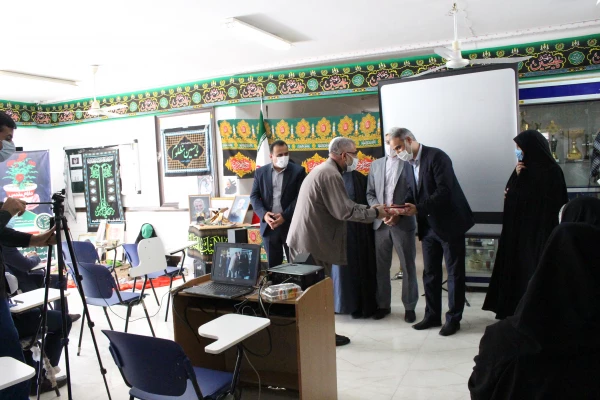 تقدیم تقدیر نامه به اساتید بسیجی و رزمنده