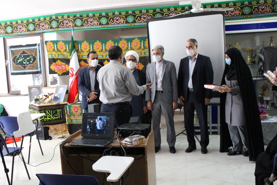 تقدیم تقدیر نامه به اساتید بسیجی و رزمنده