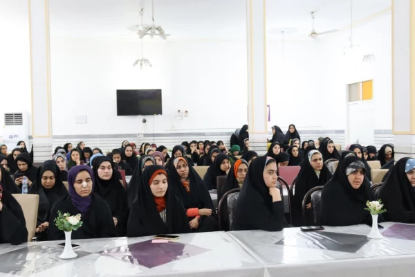 نشست سرپرست و مسئولین پردیس حضرت فاطمه الزهرا(س) اهواز با دانشجو معلمان به مناسبت هفته سراهای دانشجویی