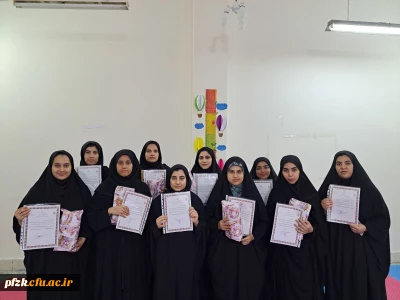 اهدای جوایز و تقدیرنامه های نفرات برتر ورزشی مسابقات درون خوابگاهی حجاب