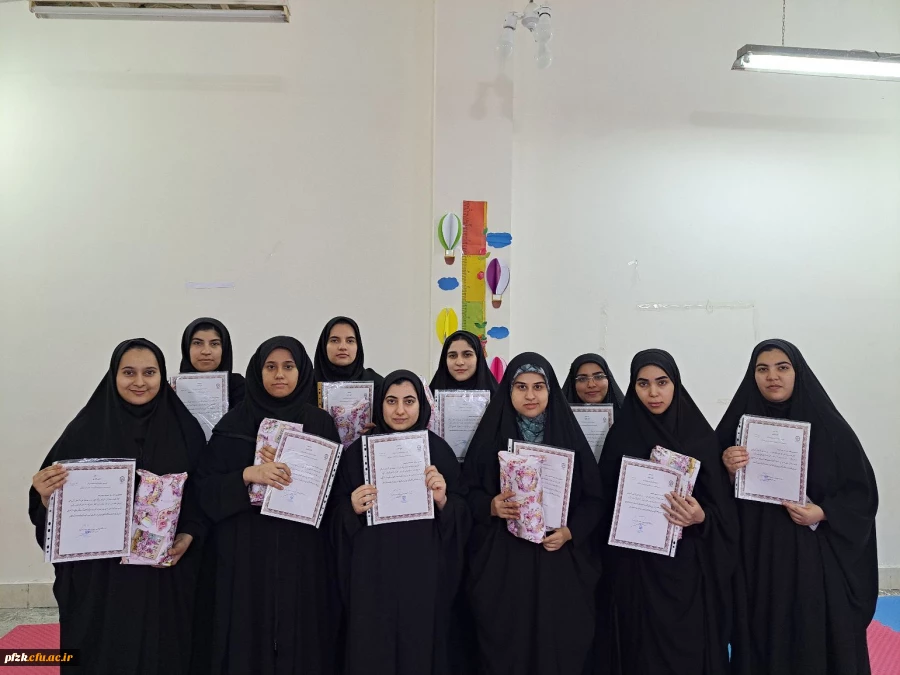 اهدای جوایز و تقدیرنامه های نفرات برتر ورزشی مسابقات درون خوابگاهی حجاب