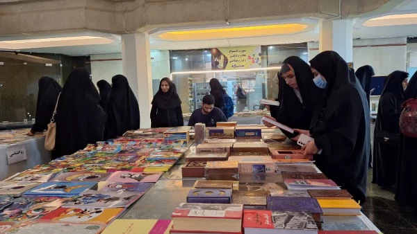 بازدید دانشجویان پردیس فاطمه الزهرا (س) اهواز از کتابخانه و نمایشگاه دایر در کتابخانه مرکزی دانشگاه شهید چمران اهواز به مناسبت هفته کتاب و کتابخوانی 