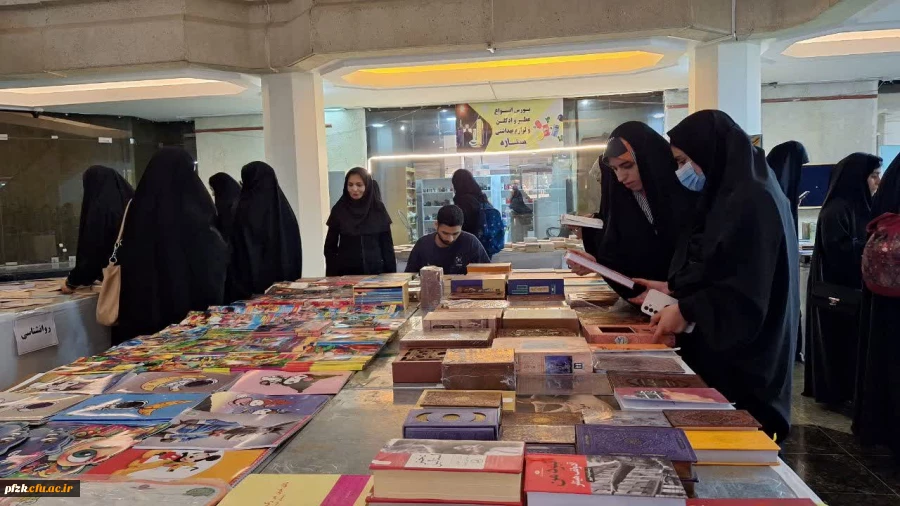 بازدید دانشجویان پردیس فاطمه الزهرا (س) اهواز از کتابخانه و نمایشگاه دایر در کتابخانه مرکزی دانشگاه شهید چمران اهواز به مناسبت هفته کتاب و کتابخوانی 