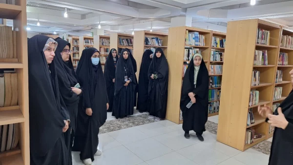 بازدید دانشجویان پردیس فاطمه الزهرا (س) اهواز از کتابخانه و نمایشگاه دایر در کتابخانه مرکزی دانشگاه شهید چمران اهواز به مناسبت هفته کتاب و کتابخوانی 