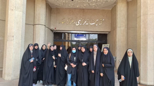 بازدید دانشجویان پردیس فاطمه الزهرا (س) اهواز از کتابخانه و نمایشگاه دایر در کتابخانه مرکزی دانشگاه شهید چمران اهواز به مناسبت هفته کتاب و کتابخوانی 