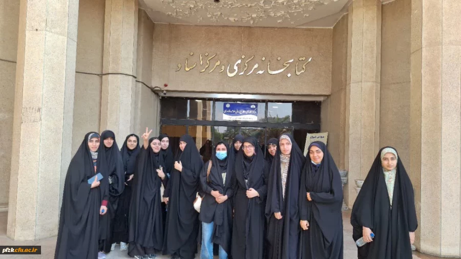 بازدید دانشجویان پردیس فاطمه الزهرا (س) اهواز از کتابخانه و نمایشگاه دایر در کتابخانه مرکزی دانشگاه شهید چمران اهواز به مناسبت هفته کتاب و کتابخوانی 